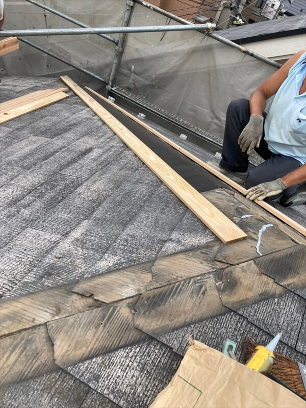 土台となる木板を取り外した後、防水シートを敷いて新しい板を取り付けます。
